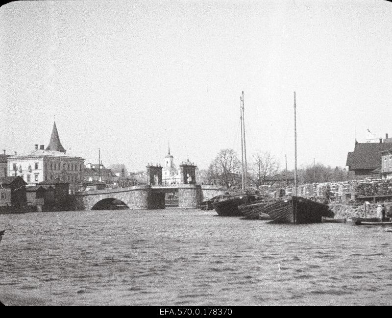 View of the Emajõele on the Kivis Bridge.