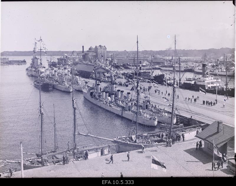 The port of Tallinn on the day of the arrival of the king of Sweden, Gustav V.