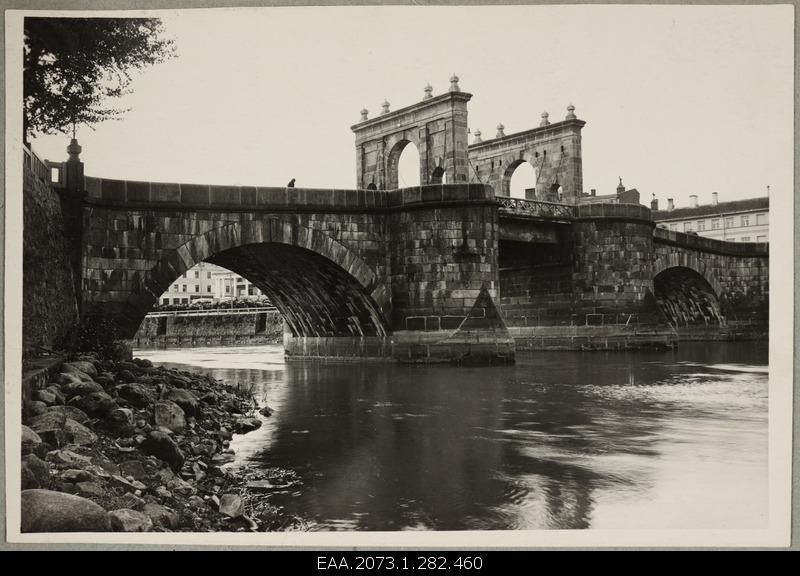 Tartu stone bridge during Emajõe underwater