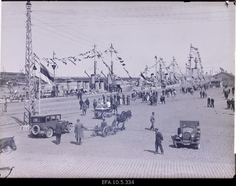 The port of Tallinn on the day of the arrival of the king of Sweden, Gustav V.