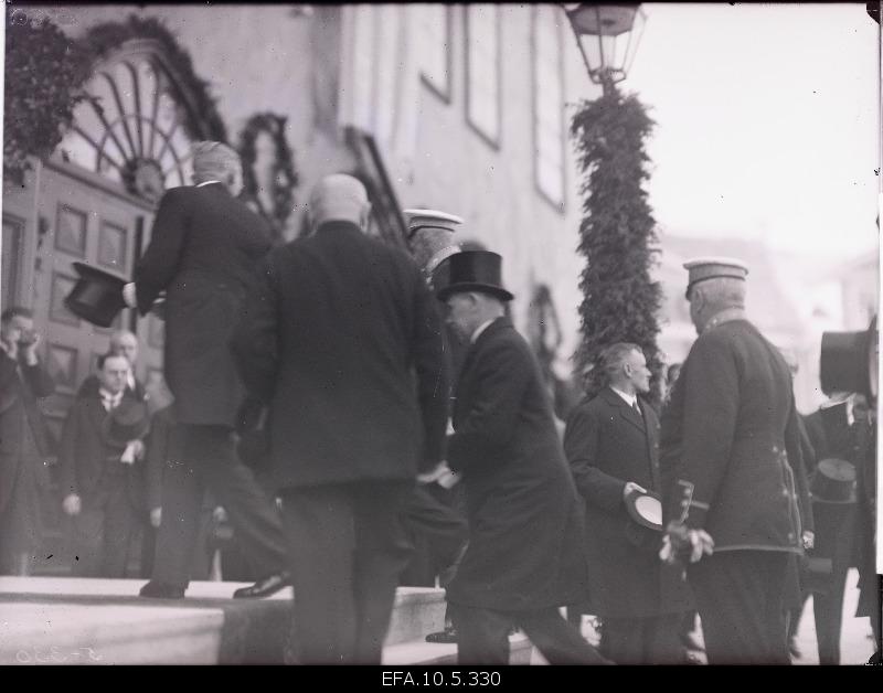 Representatives of the Estonian Government welcome the Swedish King Gustav V.