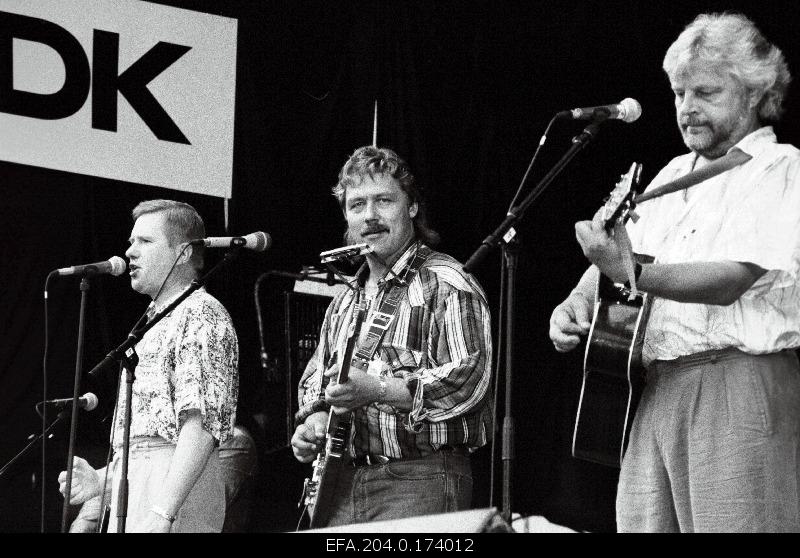 Apelsin from the solo of the ensemble Ivo Linna (righter) and the clouds of Tõnu Aare and Ants Nuut on the Song Square at Rock Summer.