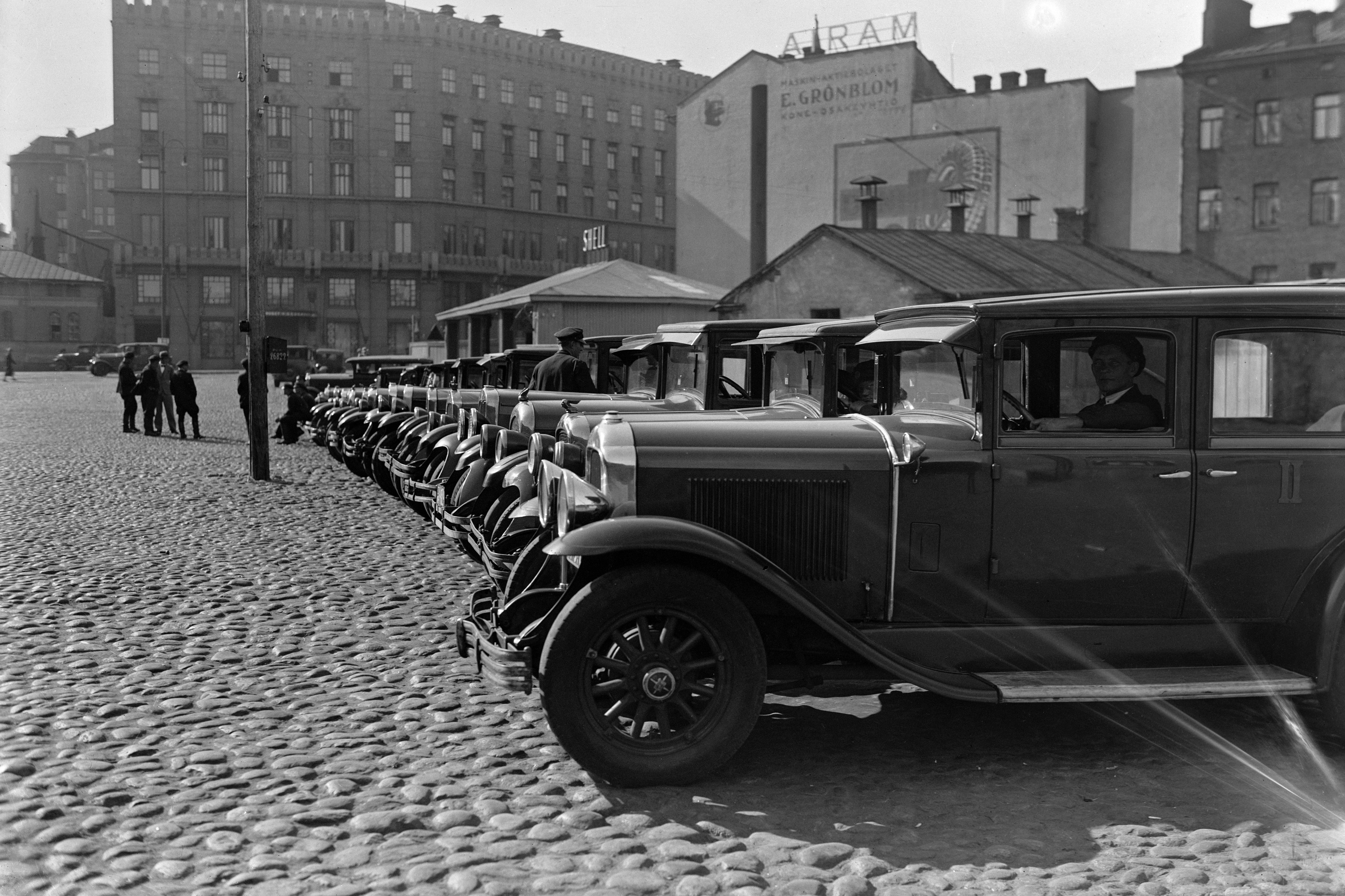Vuokra-autoasema nykyisellä Asema-aukiolla. (Ns. Hoppapuulaaki eli Ford-merkkisten autojen taksiyhtiö perustettiin v. 1924.)
