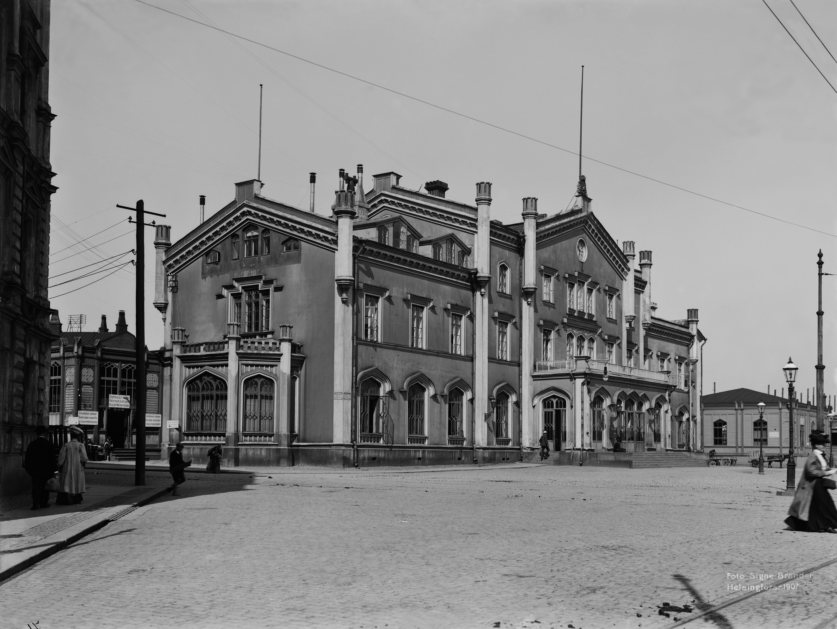 Helsingin rautatieasema Kaivokadun ja Hakasalmenkadun (Keskuskatu) kulmasta nähtynä.  Vanha Rautatieasema (1862) purettiin uuden Eliel Saarisen suunnitteleman (valmistui 1918) asemarakennuksen tieltä.
