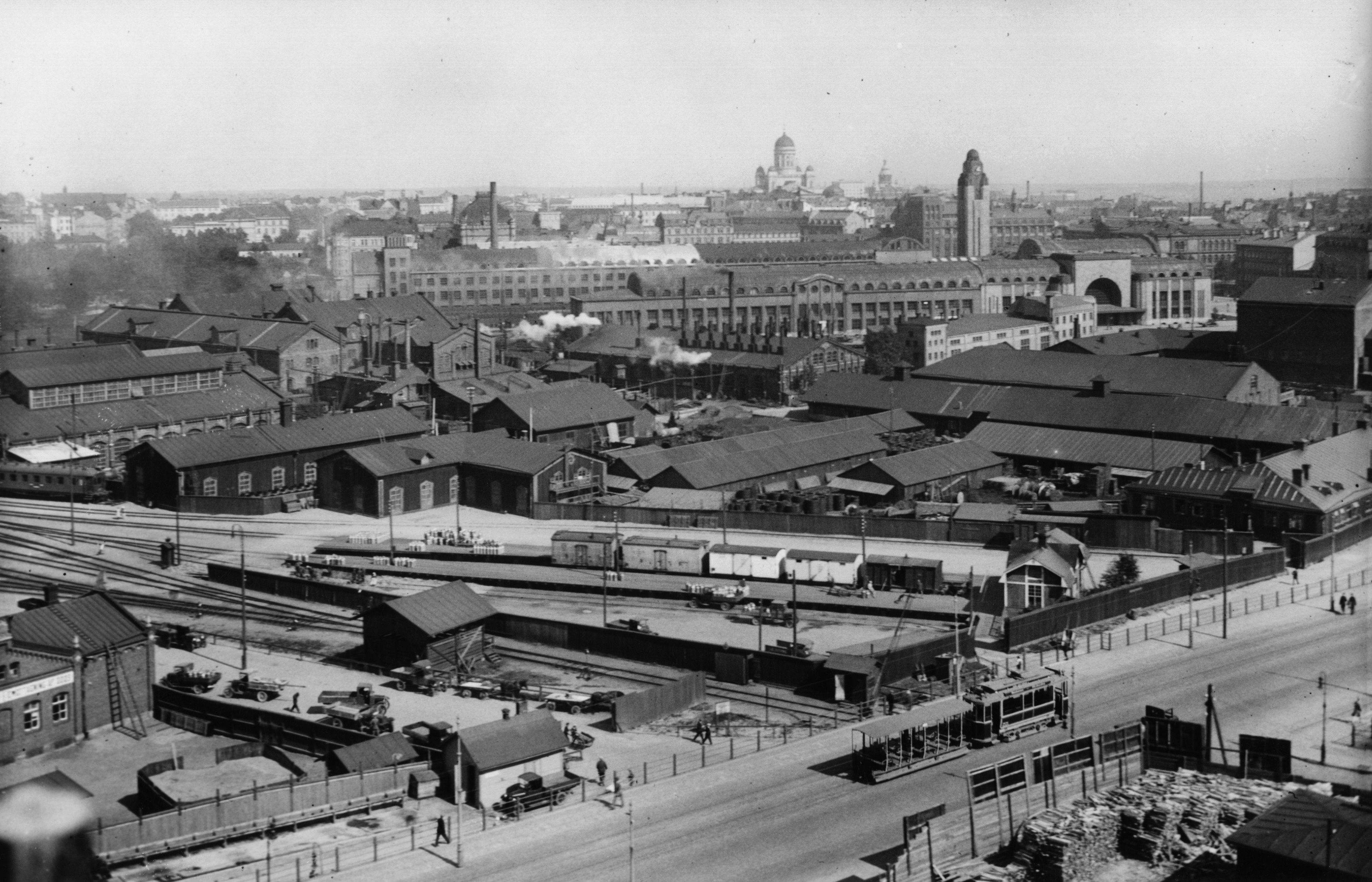 Töölön tavara-asema ja VR:n Helsingin – Foto Roos, valokuvaaja - Ajapaik