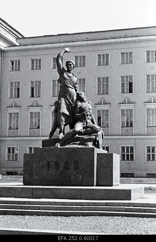 In October 1905, the monument of those who fell during the political general strike in the park named October 16th.