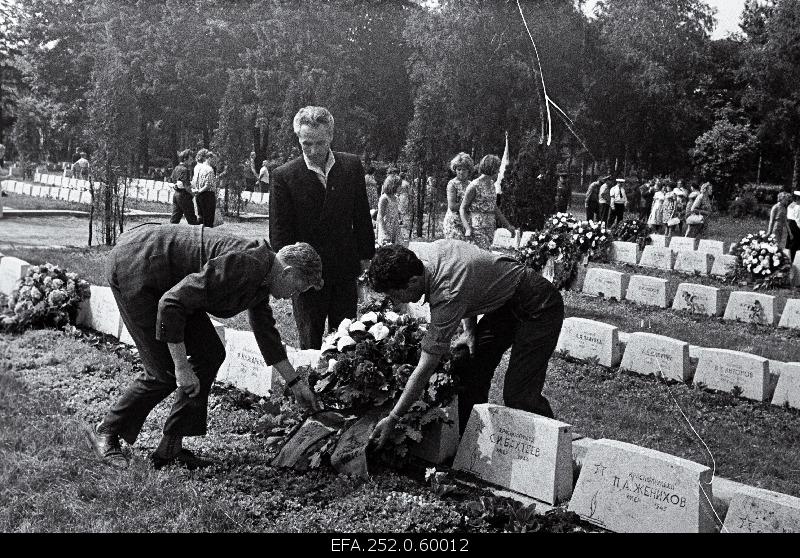 Employees of the factory "Punane Ret" in Garnison's cemetery are located on the grave of those who fell in the Great Isamaas War.