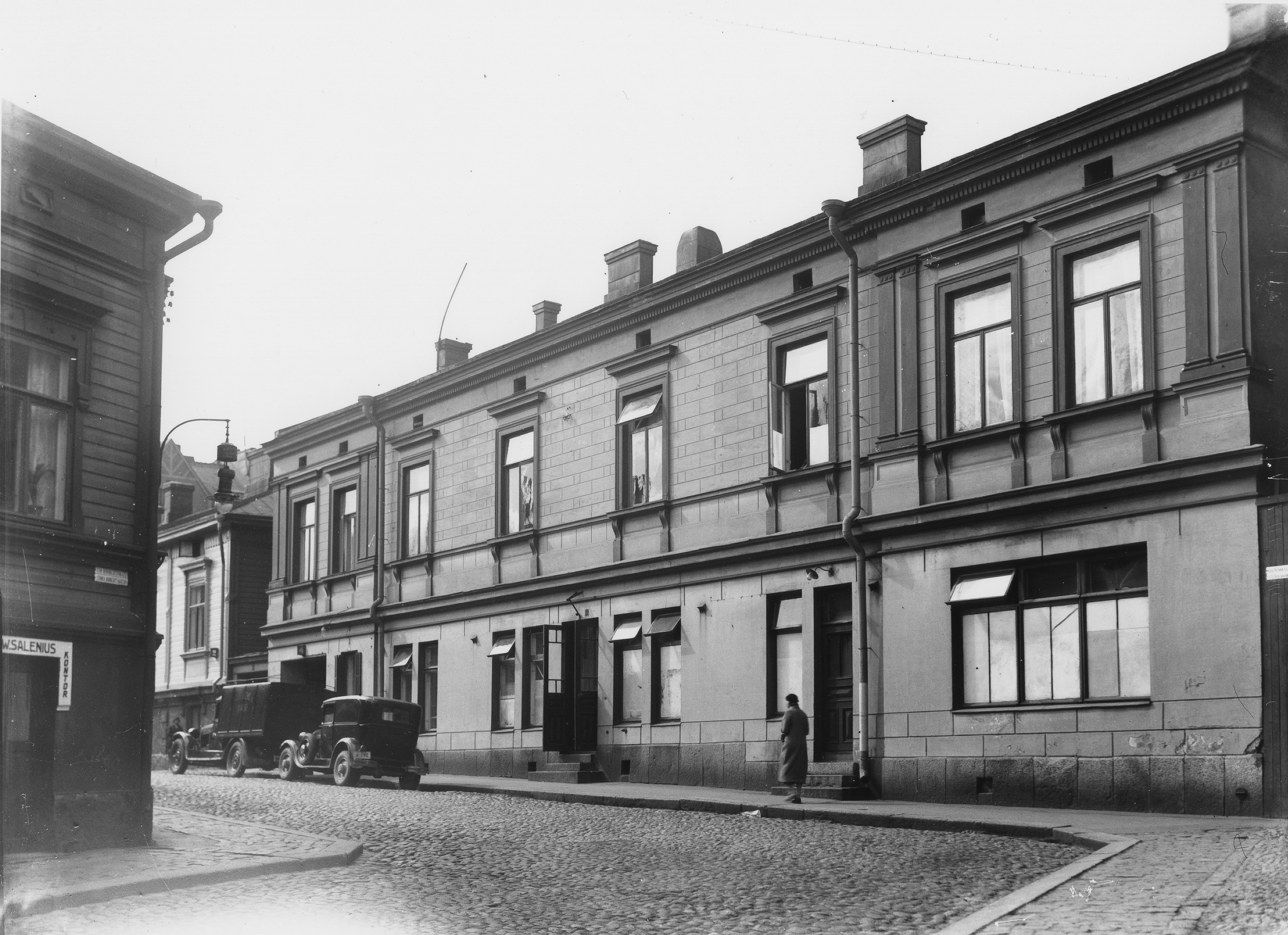Kivenhakkaajankatu 4. Iso Roobertinkatu 52:n kulma.