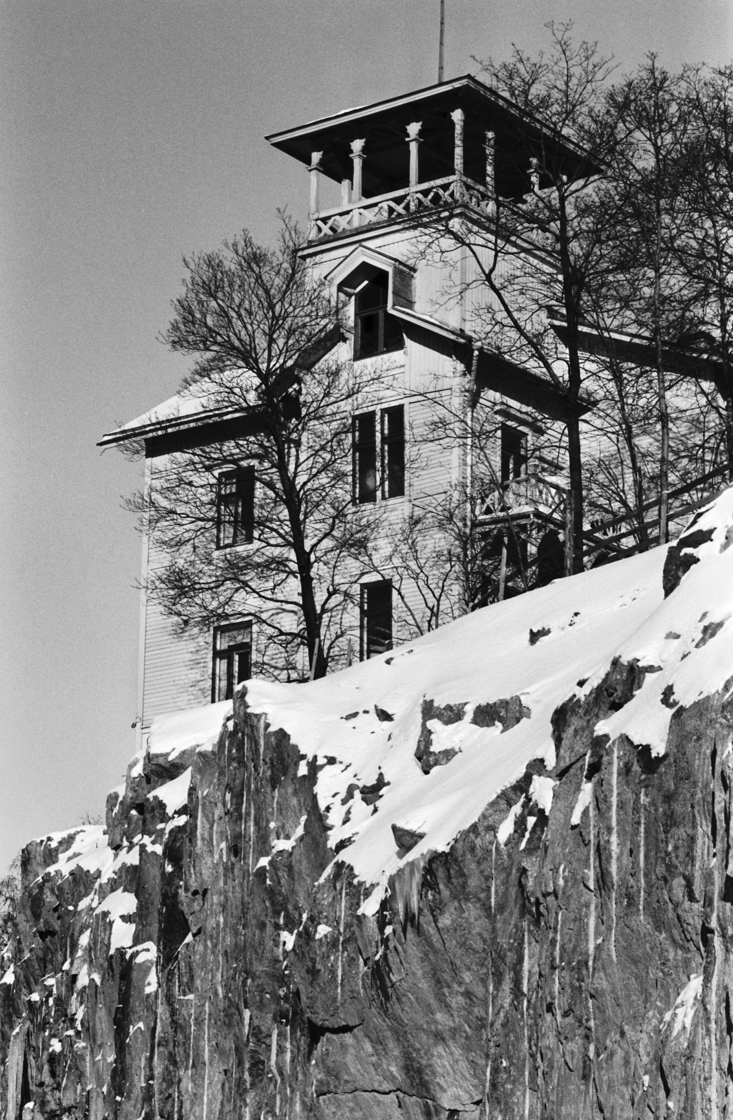 Eläintarhan huvila 8 torneineen lumisella kalliolla pääradan itäpuolella.