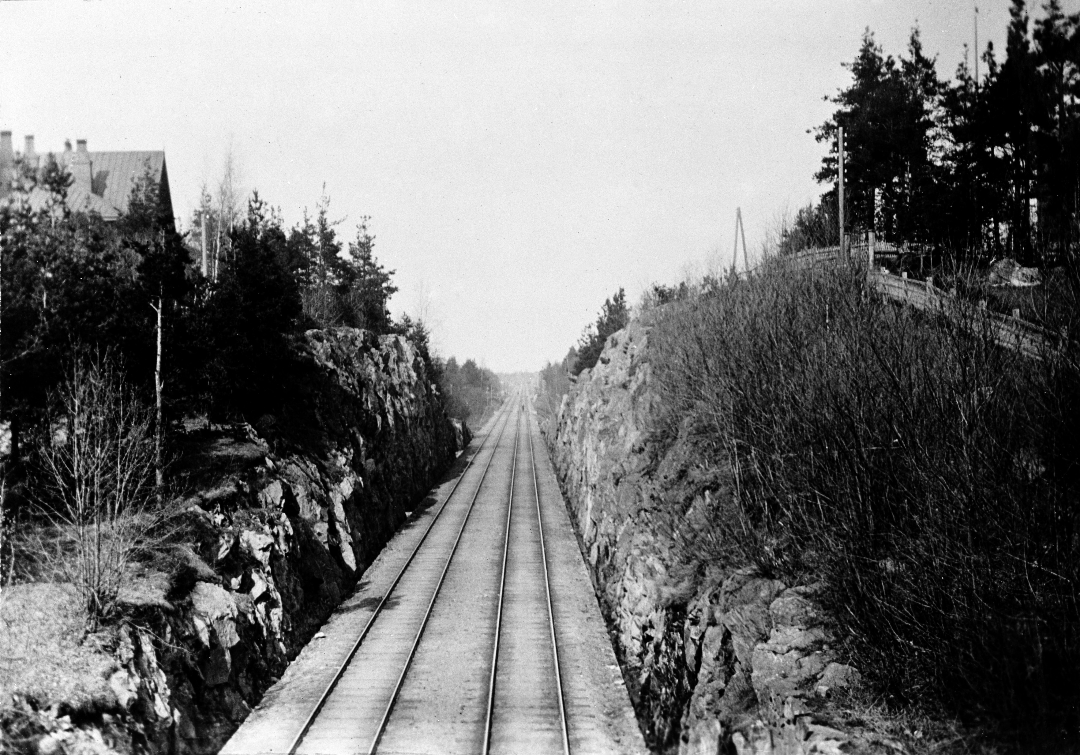 Rautatietä reunustavat louhitut kallioseinät mahdollisesti Linnunlaulussa.