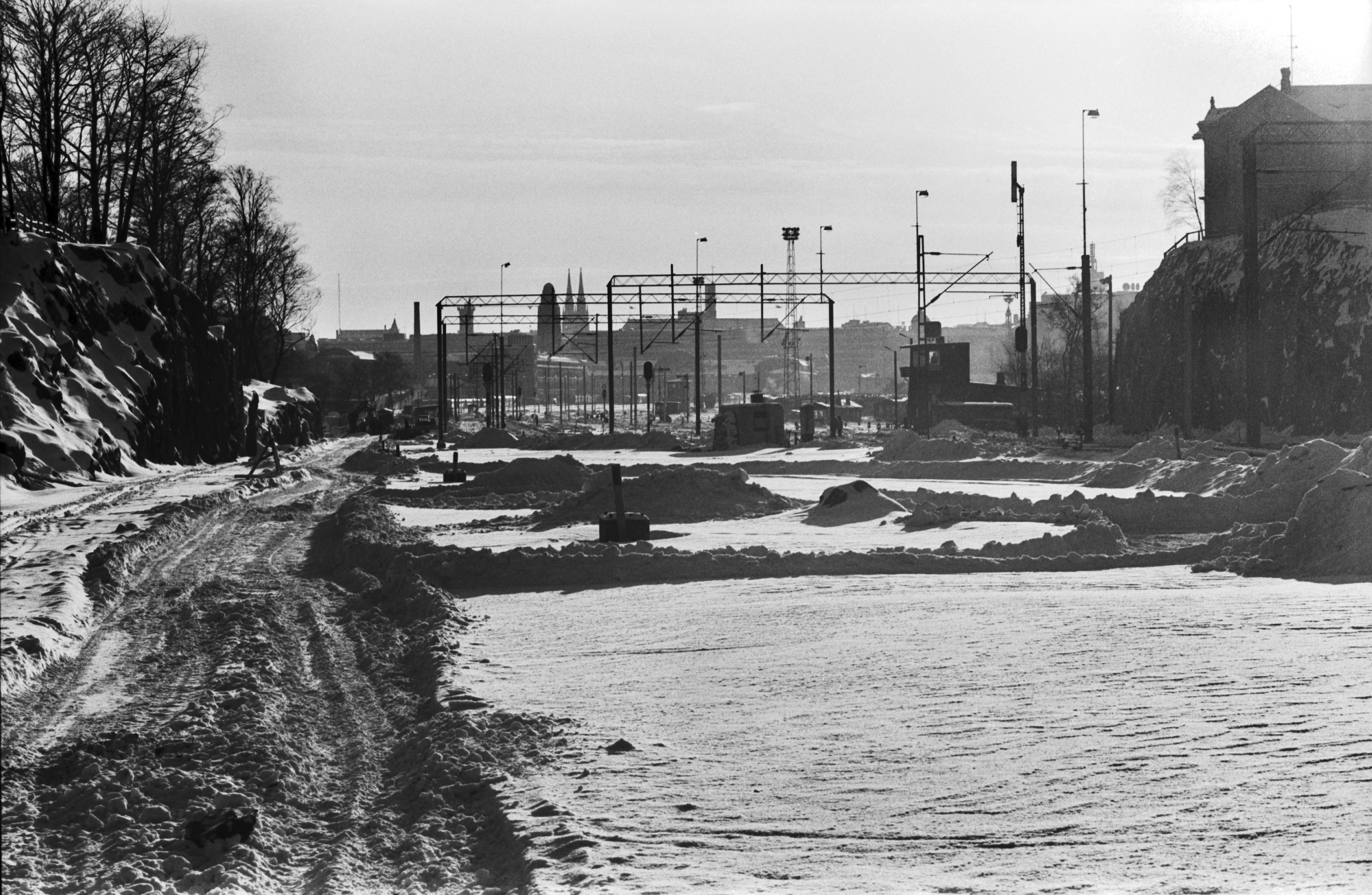 Näkymä aurinkoisena talvipäivänä pääradan varresta Linnunlaulun kohdalta kohti Helsingin rautatieasemaa. Vasemmalla radan laajennustöitä?