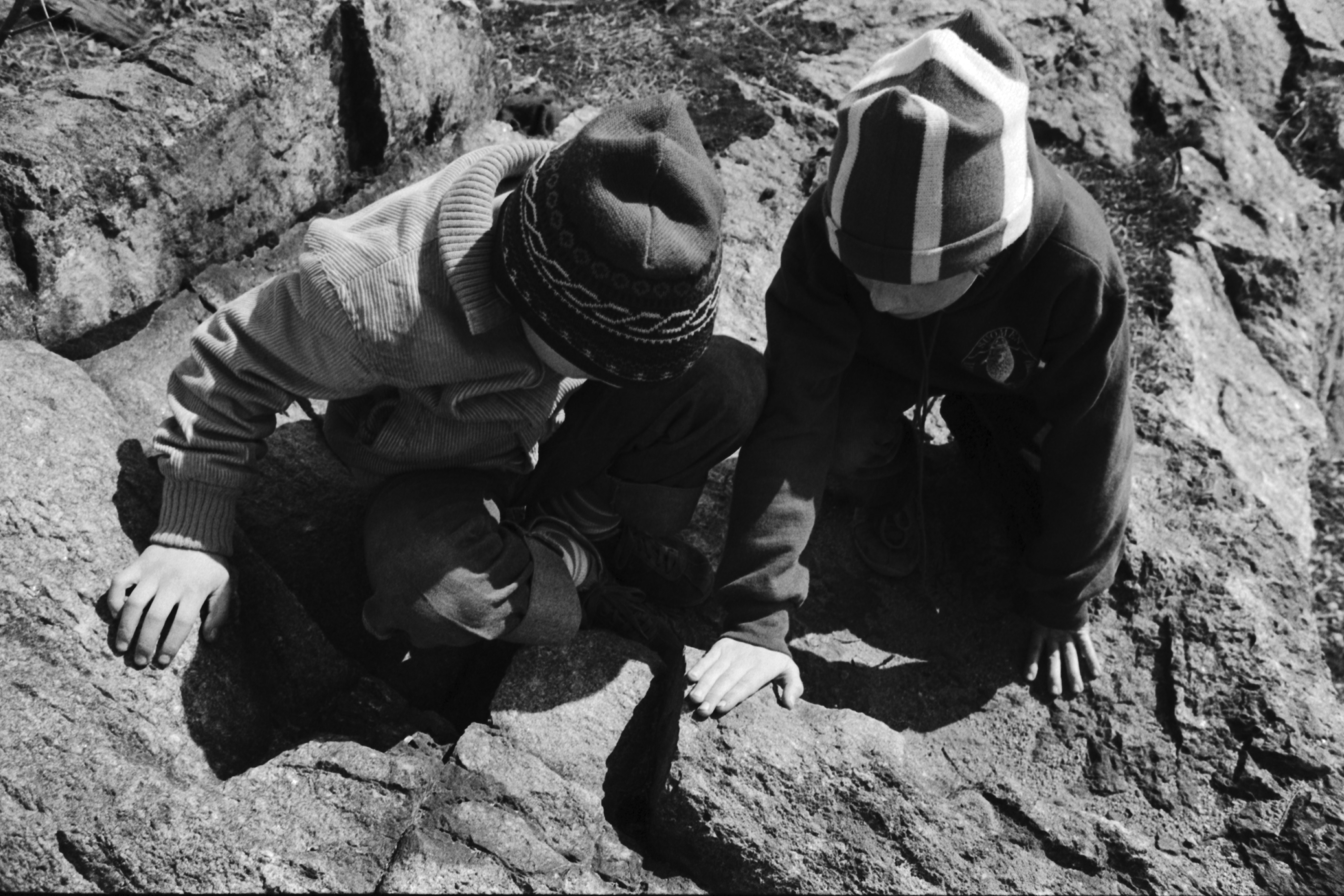 Linnunlauluntie. Kaksi poikaa (Aapo Rista ja Tuomas Heikkilä) tutkimassa keväistä luontoa Linnunlaulun kallioilla pääradan varressa. Muurahaiset ovat ilmestyneet pesistää.