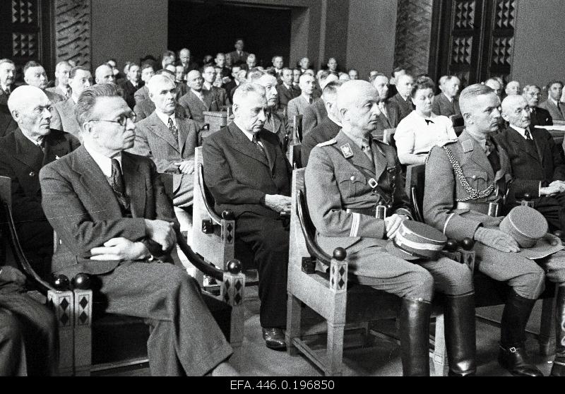 Founding the courtroom at the meeting of judges in the Hall of the Riigikogu, in the middle of the General Commissar Karl-Siegmund Litzmann.
