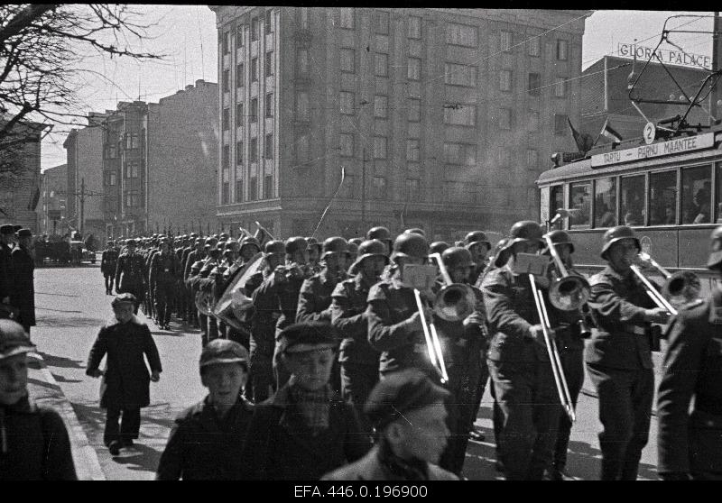 The army orchestra and the army are marching on the Pärnu road (a. Hitler t).