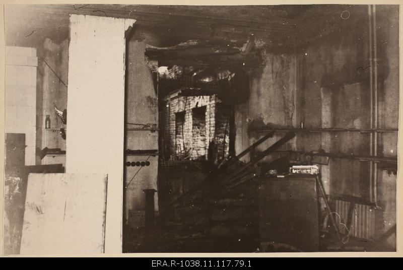 Fire at the main building of Tartu State University, University 18 - event date 21.12.1965. View of the physics vacuum optical optics to the door burned from the room of the practitioners, which leads to the civil and state law cadet.