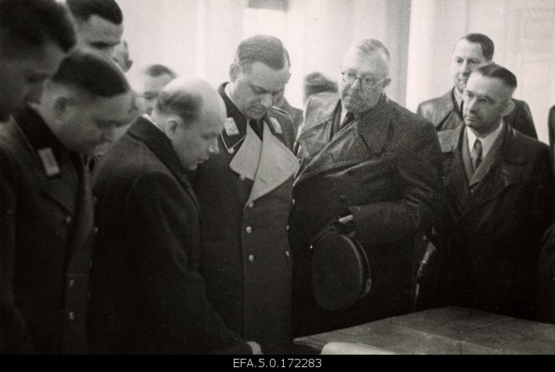 Minister of State of the German Eastern Region Alfred Rosenberg (in the middle) at the autumn of the University of Tartu. On the left, Rector of the University of Tartu, Professor Edgar Kant, on the right 1. Deputy Dr. Meyer of Rosenberg, 2. The Eastern Region Commissioner Lohse.