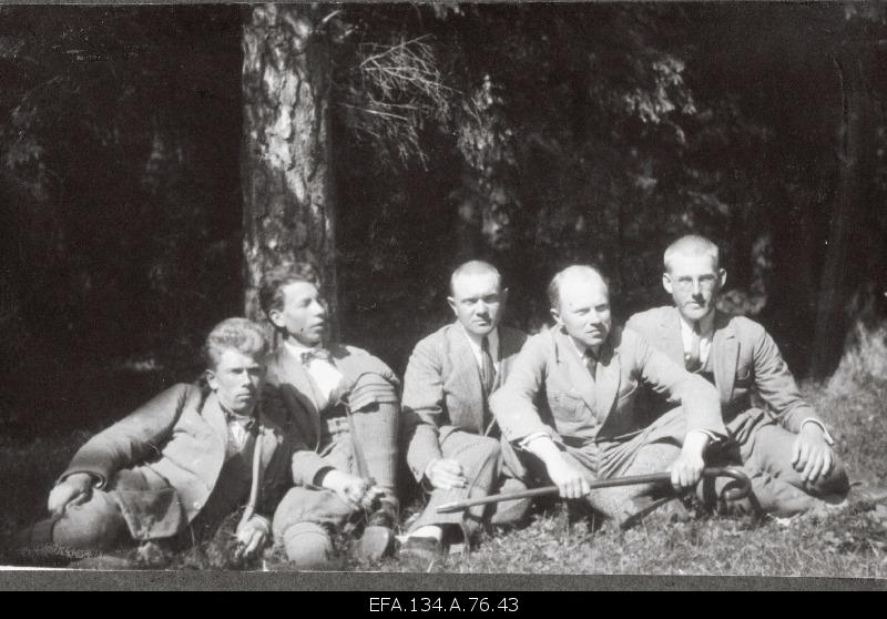 Members of the student company Raimla on a trip to Saaremaa on Sixnõmmel. Right 2. Edgar Kant.