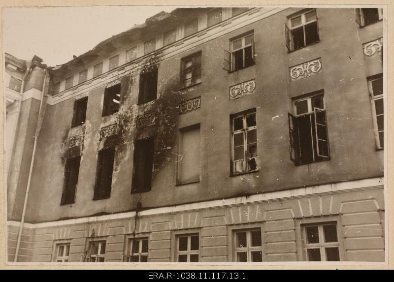 Fire at the main building of Tartu State University, University 18 - event date 21.12.1965. View of the windows of the northern part of the TRÜ main building II and III floors.