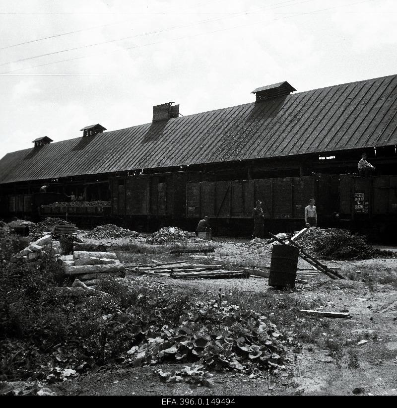 German prisoners of war are working on the platform for loading the burner stone combining Kohtla Põlevkivi.