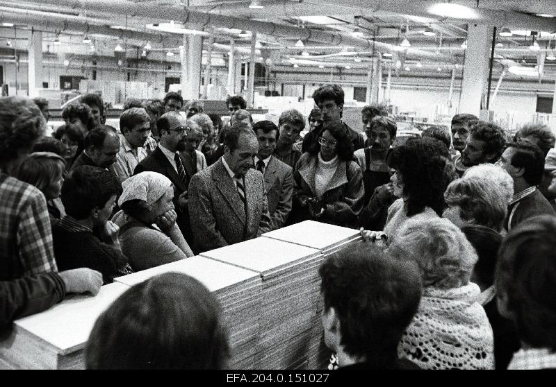 The first secretary of the Central Committee of the ECB Vaino Väljas (in the middle) will get acquainted with Kohtla – Järve Furniture Factory.