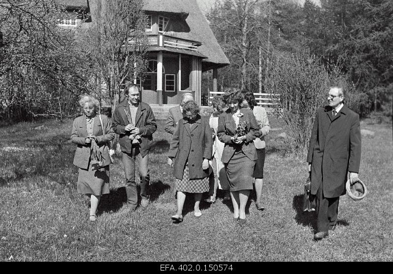 Members of the Haapsalu Art Club Artist Ants Laikmaa in the garden of the House Museum in Taebla on his 123th anniversary.