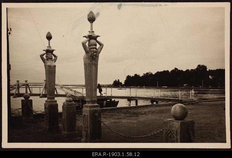 Decorative fire carriers on Haapsalu promenade (author Roman Haavamägi-Espenberg)