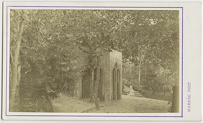 Visitcard photo, source, Fonte Passarinhos; six-angle building in the park