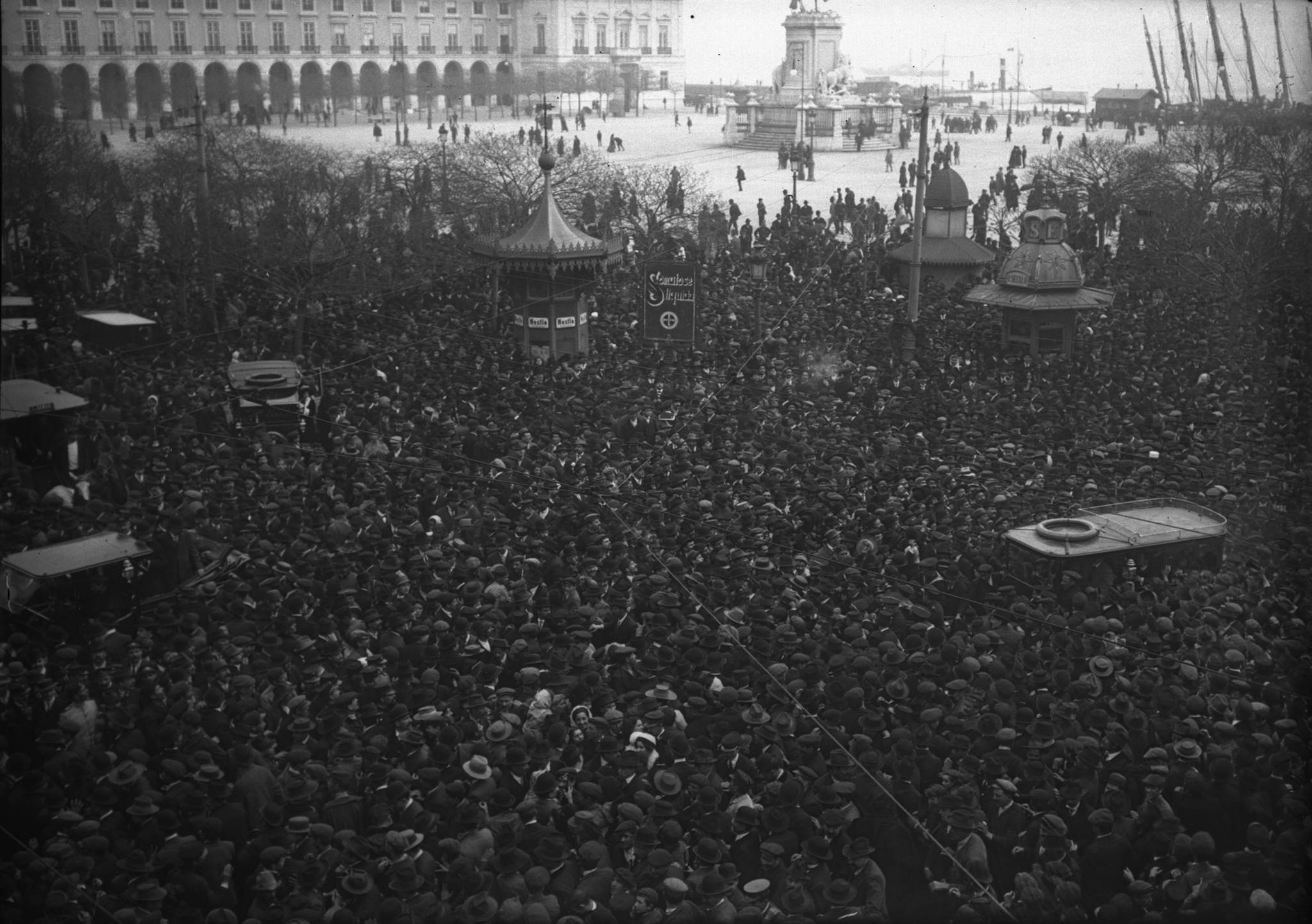 JBN001451 - Chegada de Afonso Costa vindo de Paris - Items per page: [Chegada de Afonso Costa vindo de Paris, o povo rodeia o seu automóvel] Diagram: 9 x 12 cm Nota de public : LISBOAPHOTO, Lisboa, 2005 - Joshua Benoliel, 1873 - 1932 : repórter photográfico. Lisboa : Câmara Municipal. Arquivo Photográfico, 2005. 417 p. Ilustração Portuguesa, 1912, 25 de Março, p.399 Portugal. Comissão Nacional para as Comemorações do Centenário da República. Viva a República 1910-2010. Lisboa, Comissão Nacional para as Comemorações do Centenário da República, 2010 . ISBN 978-972-27-1839-4 LISBOAPHOTO- Joshua Benoliel, 1873-1932: repórter photográfico. Lisboa: Câmara Municipal Arquivo Photográfico, 2005. ISBN 972-8517-44-0. p.244 Note: Inscrição no original: 7718 Assunto: Manifestação / Quiosque da Praça do Comércio, canto noroeste / Comércio (praça, Santa Maria Maior, Lisboa, Portugal) Código de referência: PT/AMLSB/J BN/001451