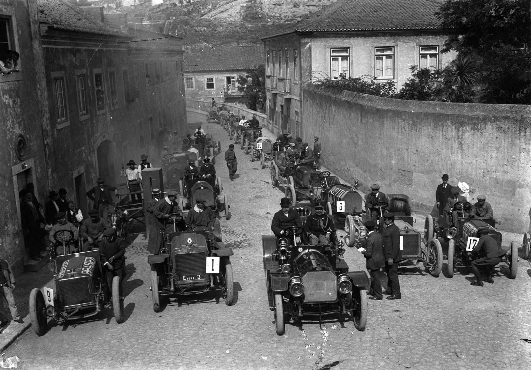 Corrida de automóveis e motocicletas em rampa, da Ponte Nova à Cruz das Oliveiras (1910-07-10) - Car race, from Ponte Nova to Cruz das Oliveiras, in 1910. Prince Royal Afonso, Duke of Porto (in a bowler hat), is driving the center of the car, with his aide-de-camp.