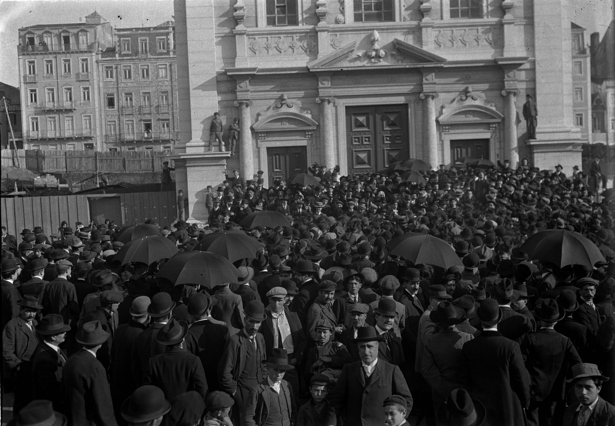 Comício de protesto, junto à igreja dos Anjos, contra a expulsão das chinesas (Joshua Benoliel, 1911) - Demonstration in Lisbon, Portugal, against the banishment of the "Chinese of the Worms" (a pair of Chinese healers that were banned from illegally practising medicine), 26 November 1911.