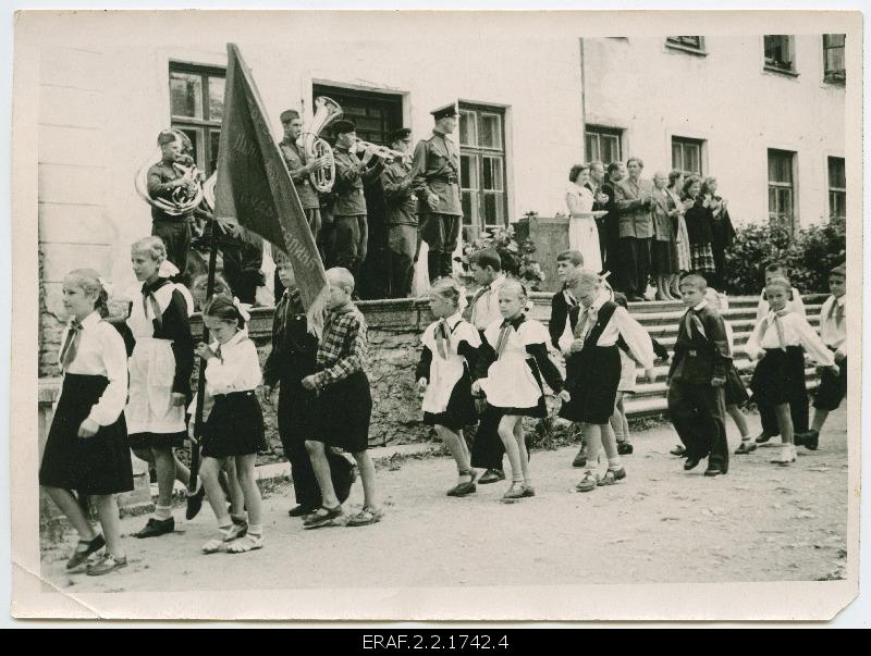 Cross-regional III meeting of Pioneers of Hiiumaa in Suuremõisa Park in 1956. Pioneers marching at the orchestra