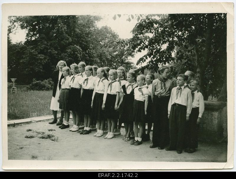 Cross-regional III meeting of Pioneers of Hiiumaa in Suuremõisa Park in 1956. Group picture of Pioneers of the Kõpu School