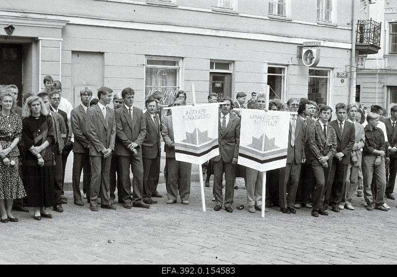 Students of the Estonian Academy of Agriculture on the opening day of the academic year at Raekoja square.