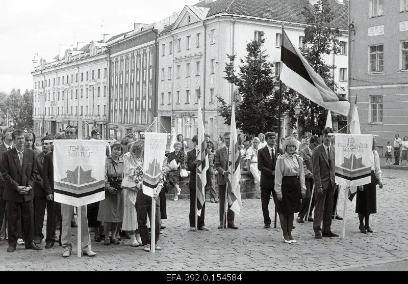 Students of the Estonian Academy of Agriculture on the opening day of the academic year at Raekoja square.