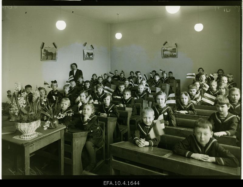 French Luceum I class students in class.