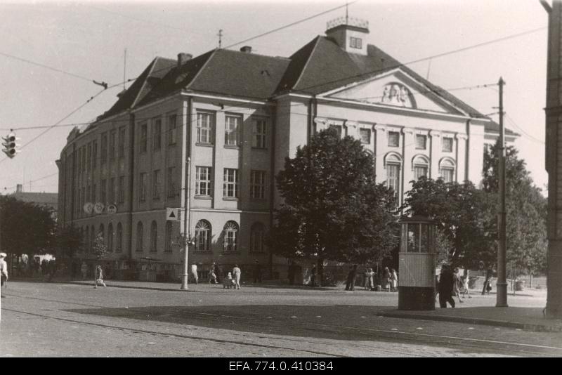 View of the Tallinn Maritime School building at the corner of the Pärnu road and Estonia.