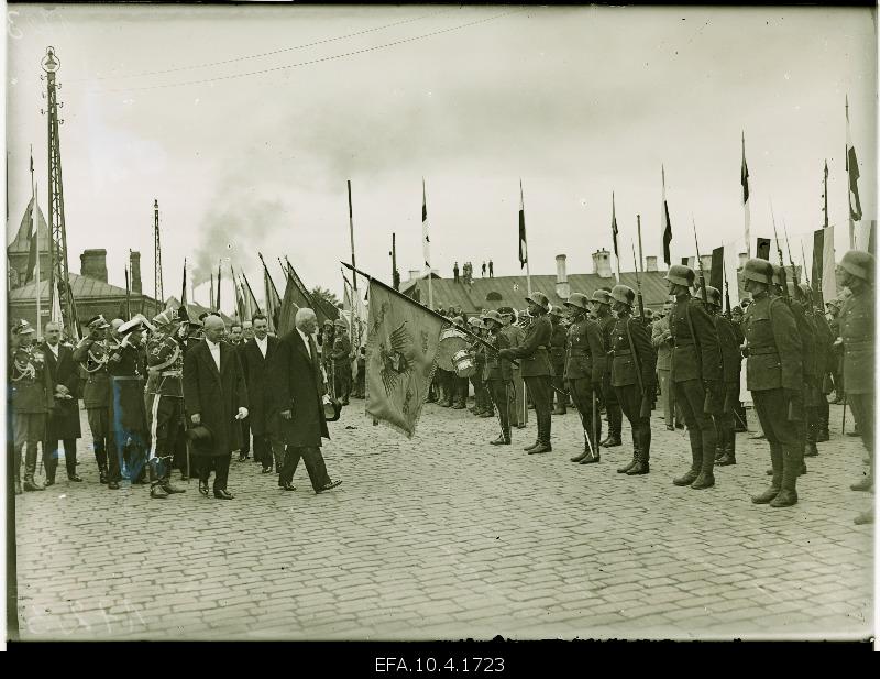 The Polish President Ignacy Mościcki passes by the glory guard on the way from the port to the city.