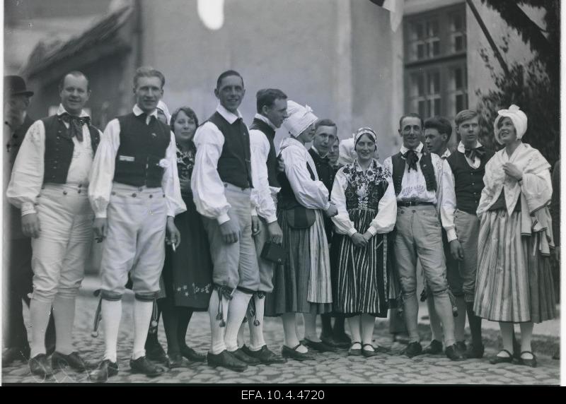 Gustav V, the king of Sweden, welcomed the ladies and young men in the clothes.