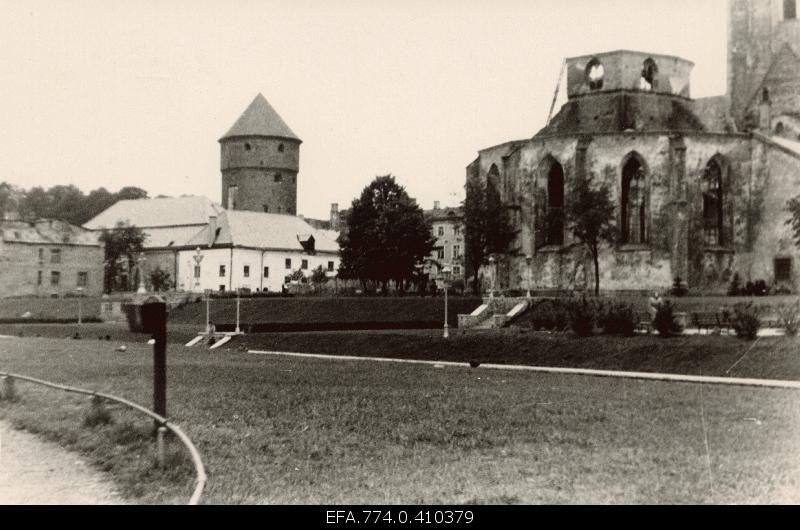 Harju Street gray area, behind the edge of the artillery tower Kiek in de Kök, on the right of the Niguliste Church.
