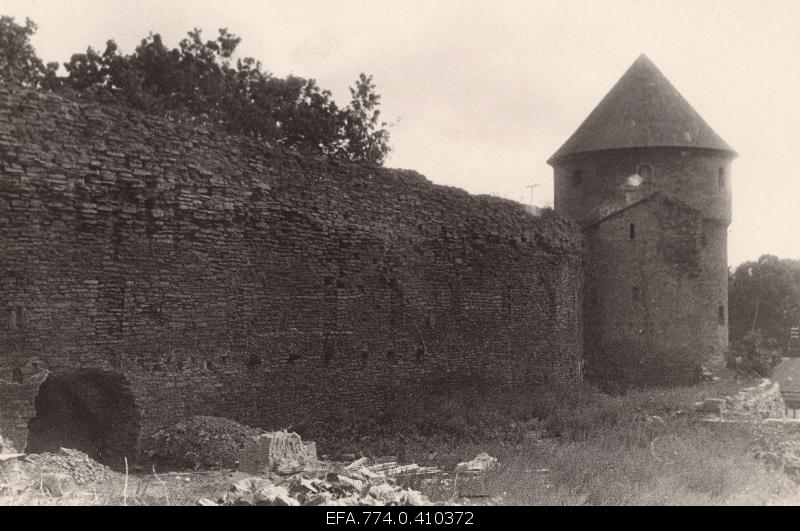 Part of the city wall, Virgin Tower and Kiek in de Kök.