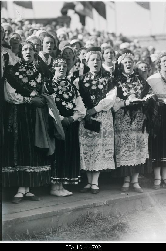 Presentation of female choirs at the 10th General Song Festival.