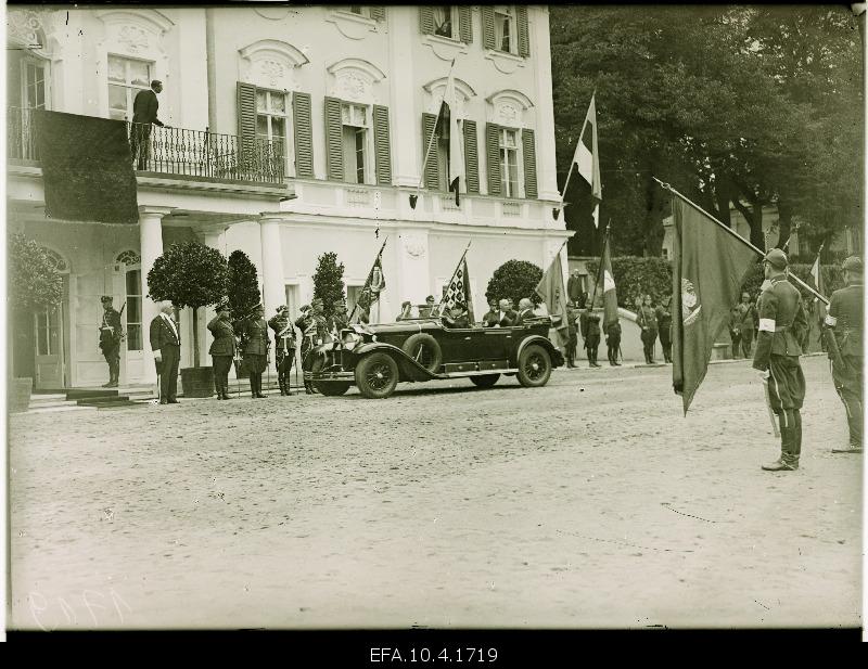 The departure of the Polish President J. Loszick from Kadrioru Castle.