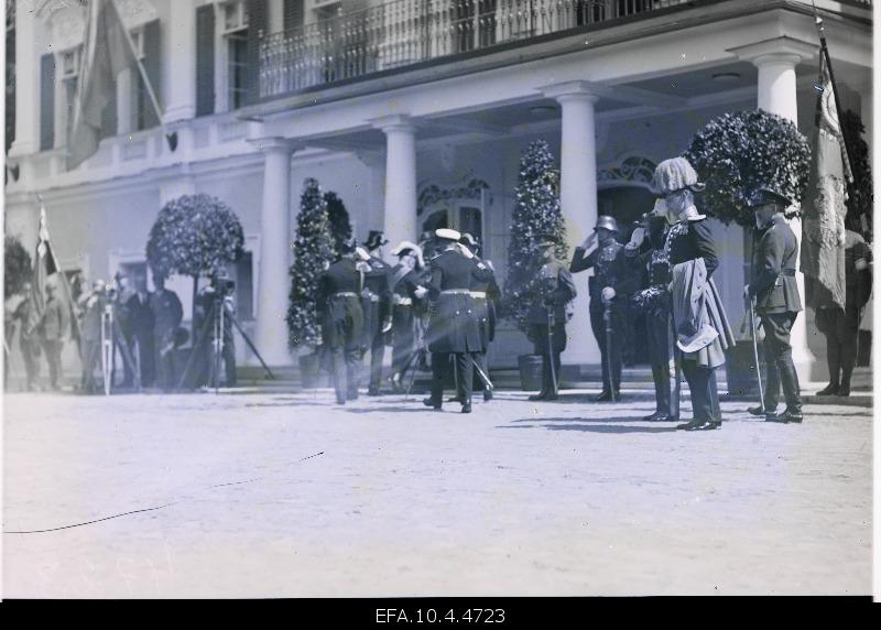 Guard in front of the castle of Kadrioru in the event of the arrival of the Swedish King Gustav V.
