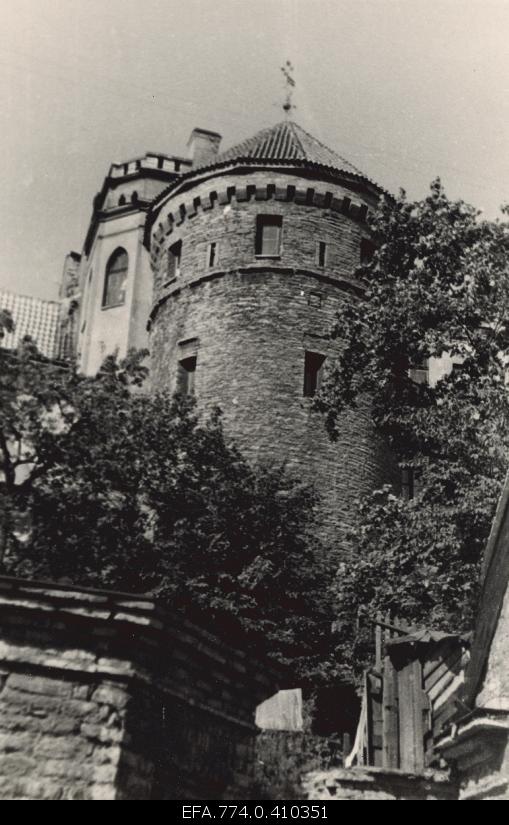 View from Väike-Rannavärava street to the Hattorpe tower.