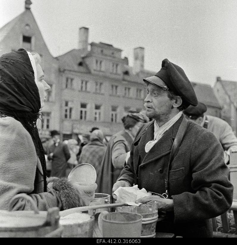 Filming "Mäeküla milkman" at Raekoja Square. Jüri Järvet - Mountain Village milkman Tõnu Prillupina