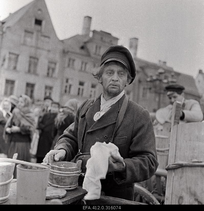 Filming "Mäeküla milkman" at Raekoja Square. Jüri Järvet - Mountain Village milkman Tõnu Prillupina