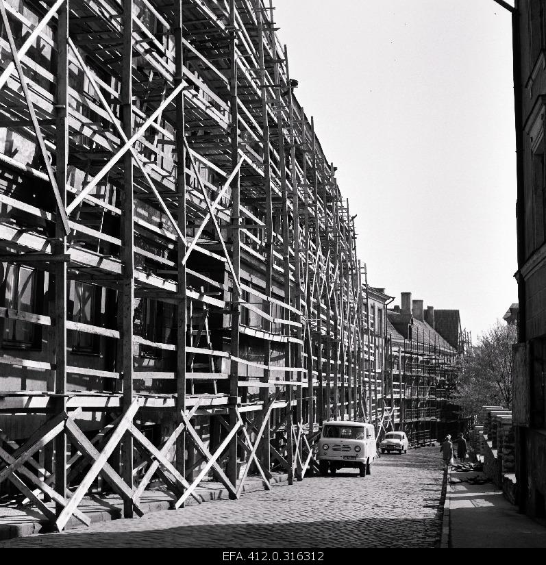 Old-Tooma Street in order (preparation for the 25th anniversary of the Republic).