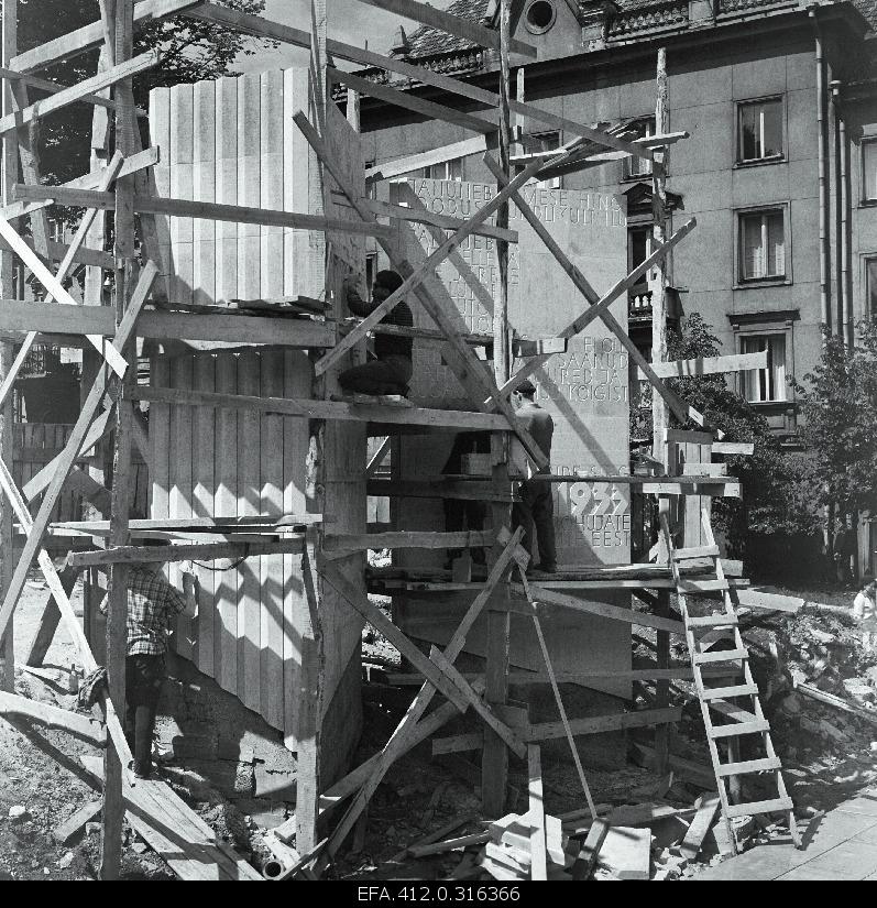 Ed. Construction of the Vilde monument at the corner of Harju and Niguliste tn.