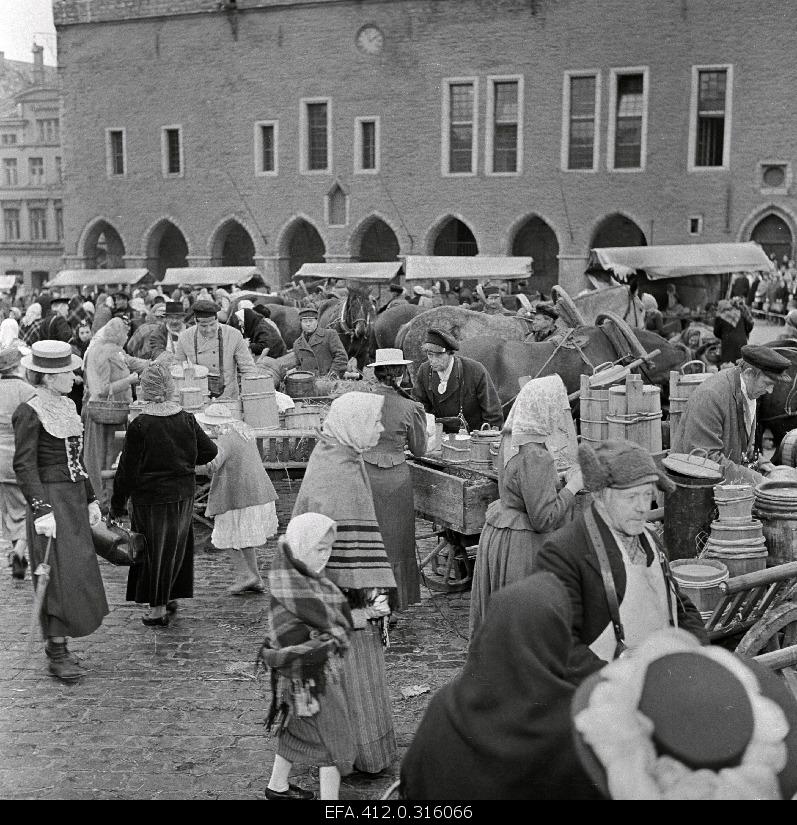 Filming "Mäeküla milkman" at Raekoja Square. Jüri Järvet - Mountain Village milkman Tõnu Prillupina