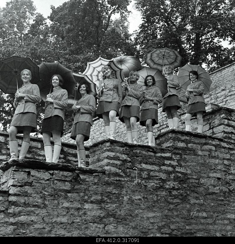 Girls' ensemble "Elektra" with rain shelters.